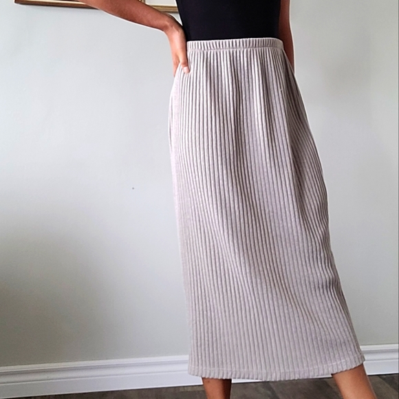 Vintage tan skirt with gold sparkle - Picture 1 of 11